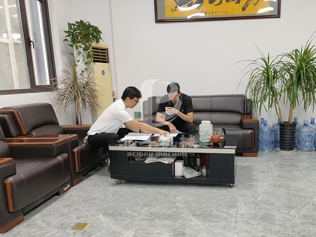 周经理为客户介绍糠醛渣向日葵视频污污版的相关技术知识