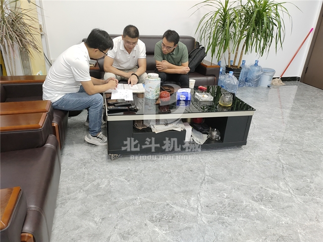 周经理与广州客户就木屑向日葵视频污污版的技术问题展开交流
